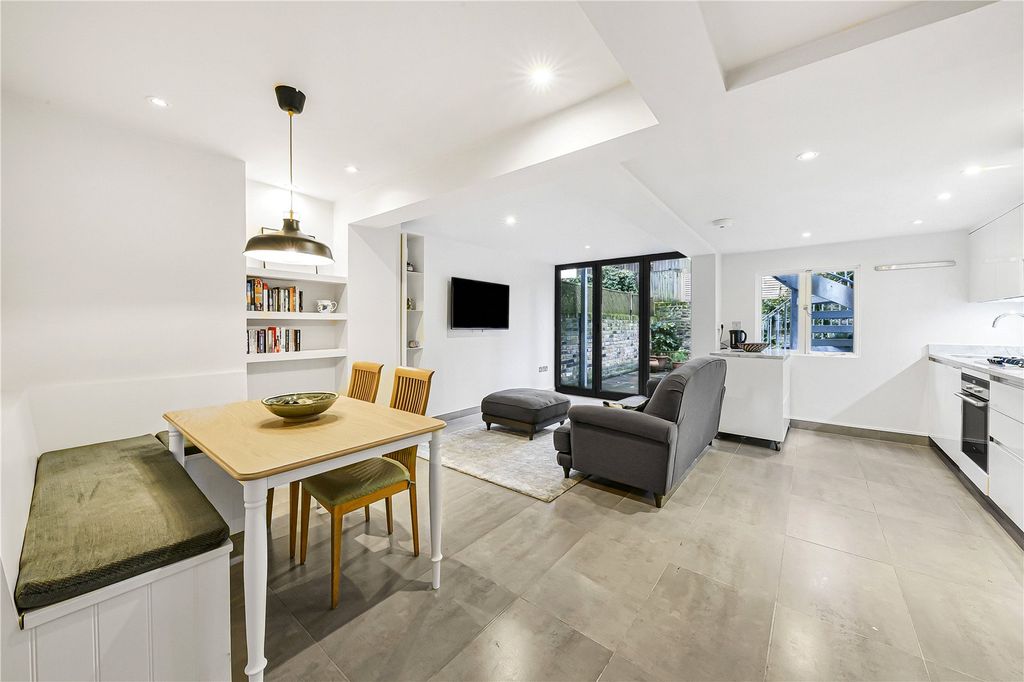 Property photo 1 of 10 Reception/Kitchen