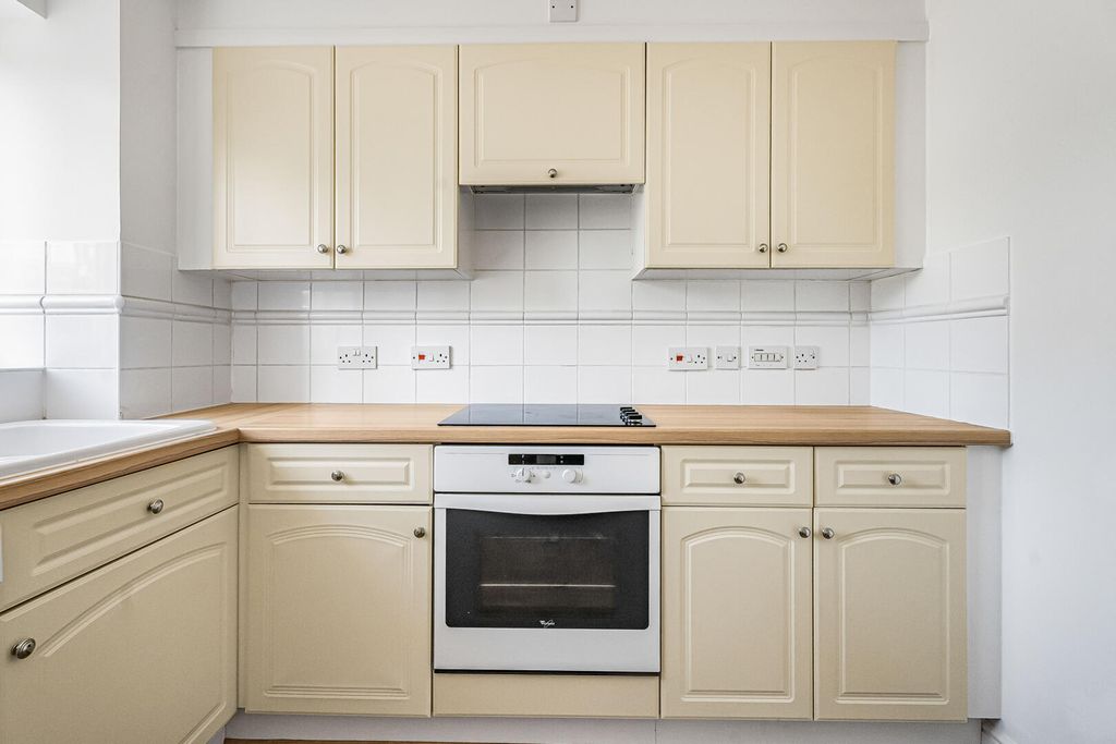 Property photo 3 of 18 Kitchen