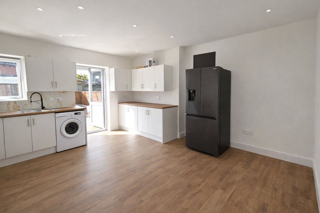 Property photo 3 of 8 Dining Area