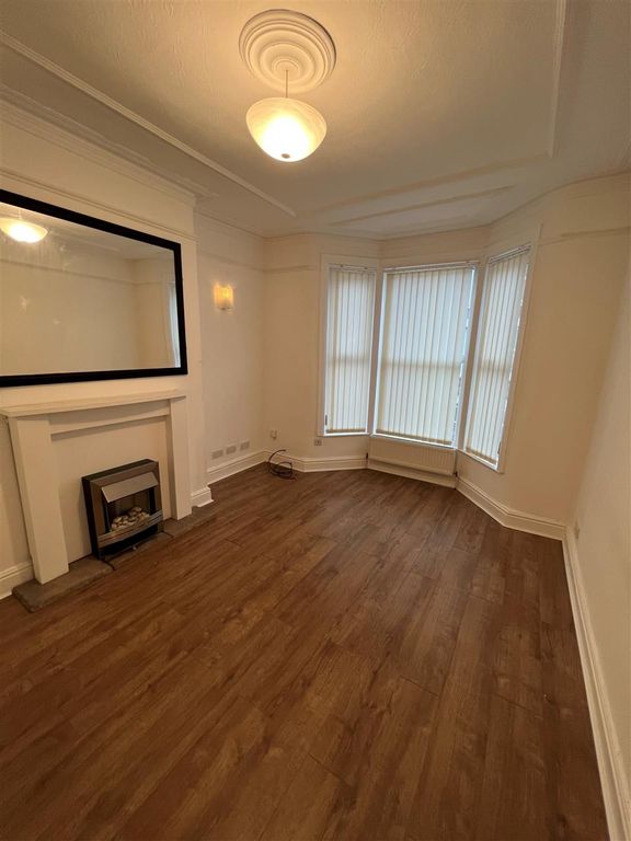 Property photo 3 of 10 Lounge