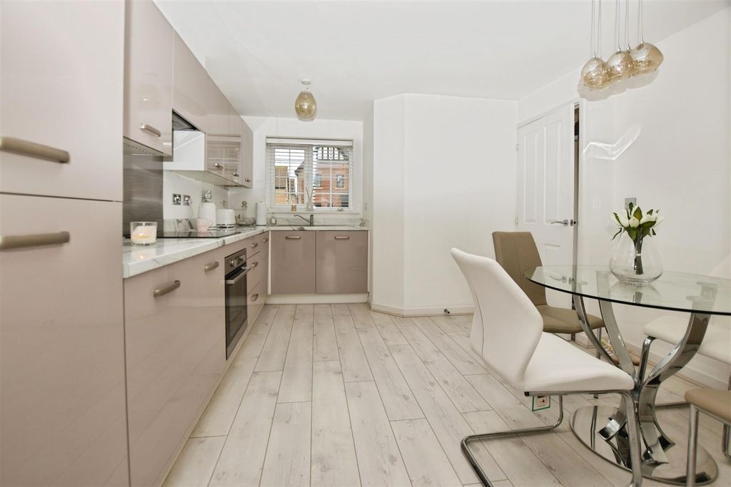 Property photo 3 of 11 Kitchen / Diner
