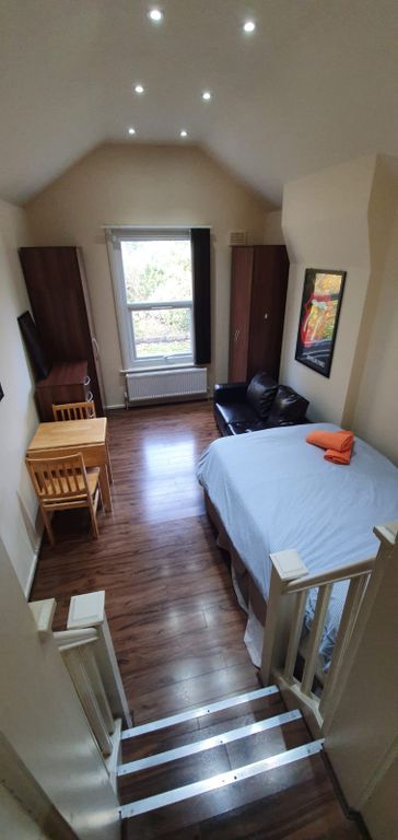 Property photo 1 of 7 Bright And Well-Maintained Double Bedroom Featurin...