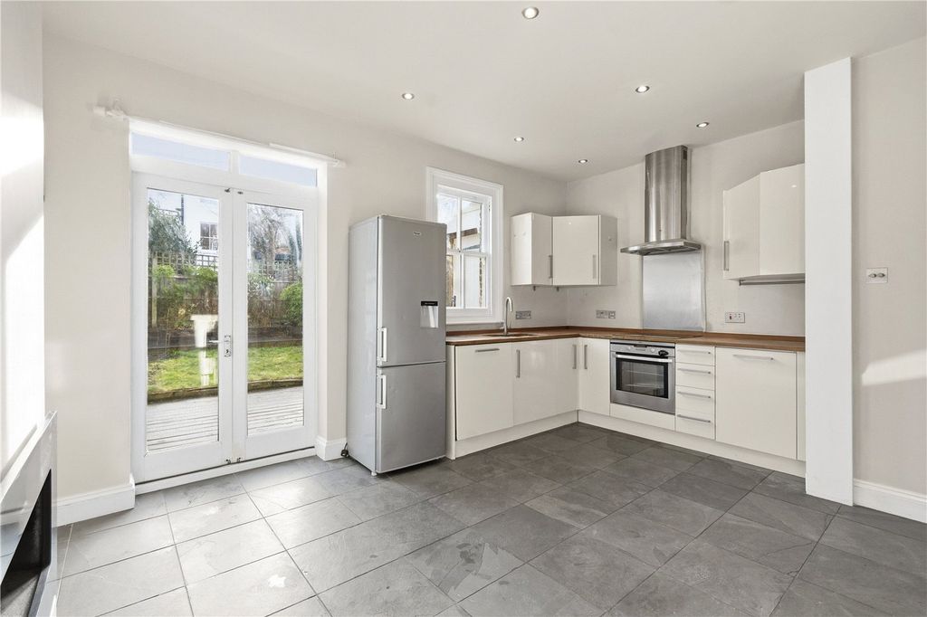 Property photo 3 of 9 Kitchen