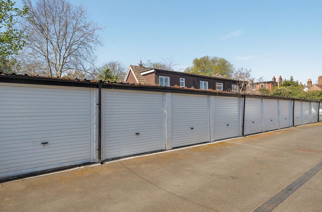 Property photo 2 of 6 Garage In Block