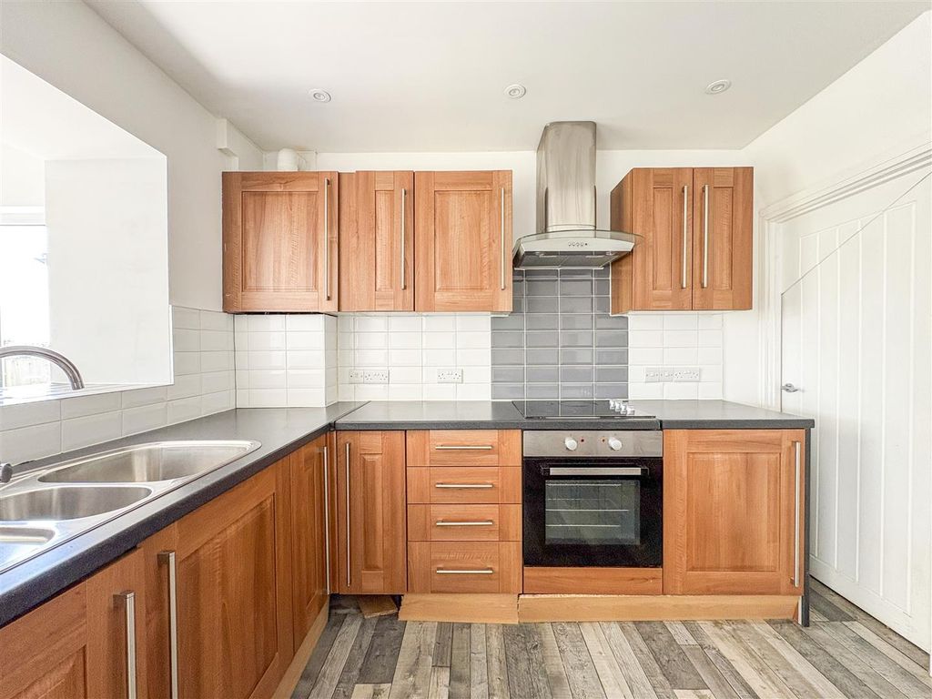 Property photo 3 of 27 Kitchen