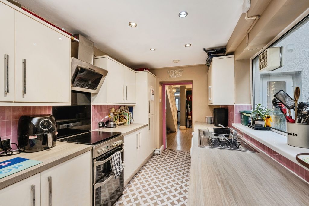 Property photo 2 of 16 Photo