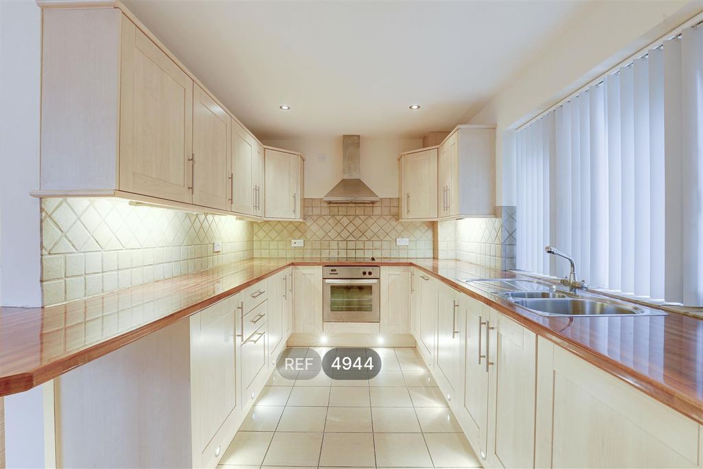 Property photo 2 of 15 Kitchen