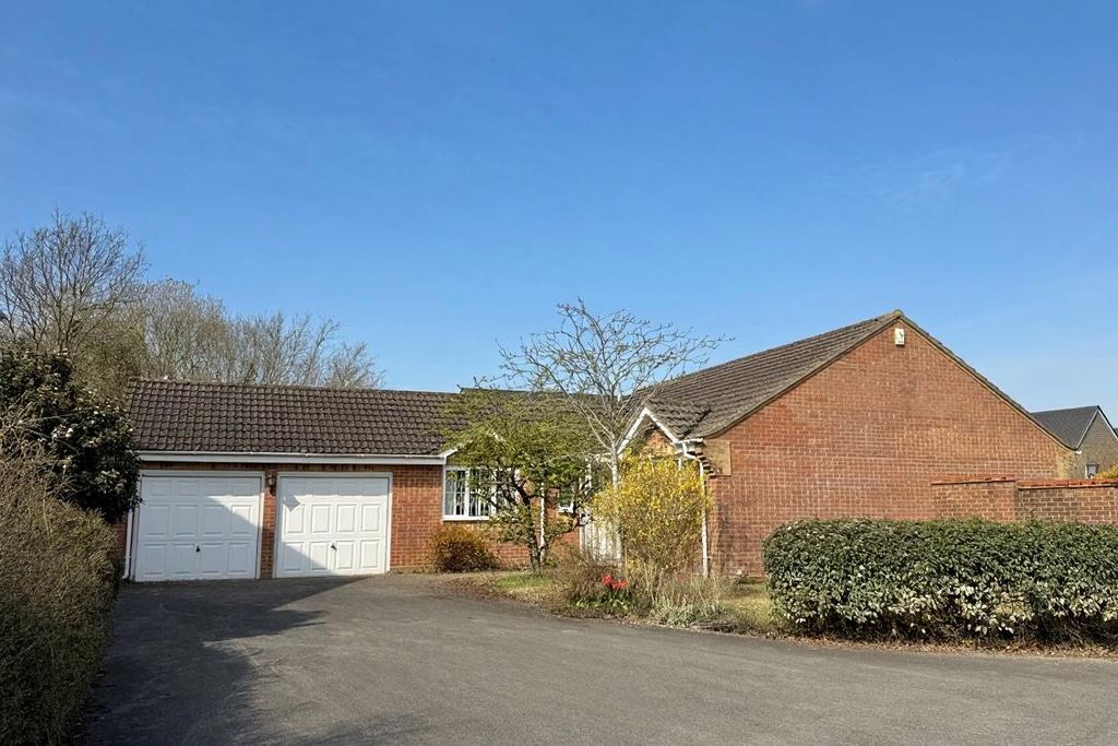 Property photo 1 of 10 3 Bedroom Detached Bungalow