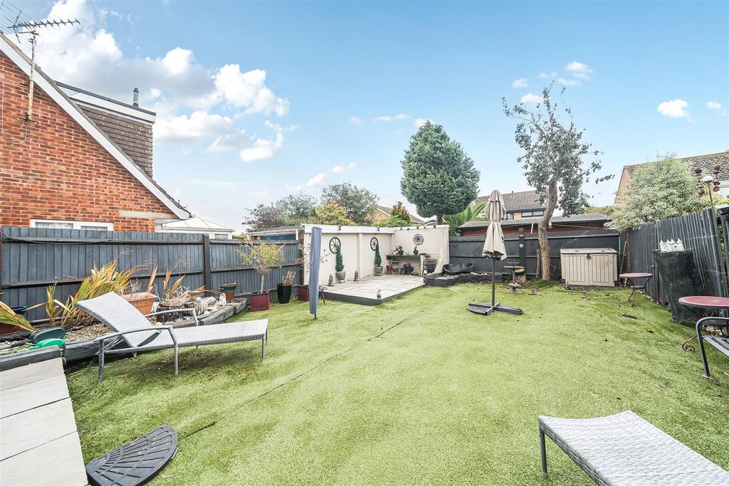 Property photo 2 of 11 Garden