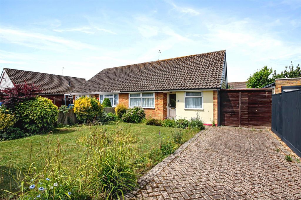 Property photo 1 of 17 Oakcroft Gardens 96-016.Jpg