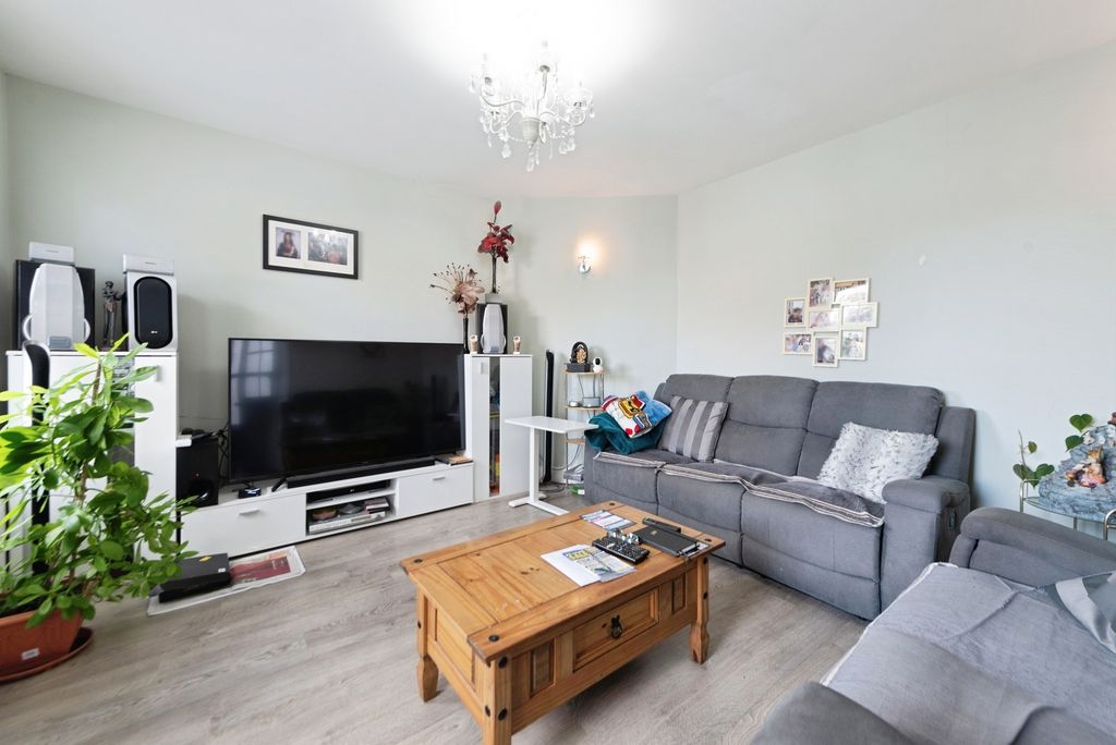 Property photo 2 of 17 Photo