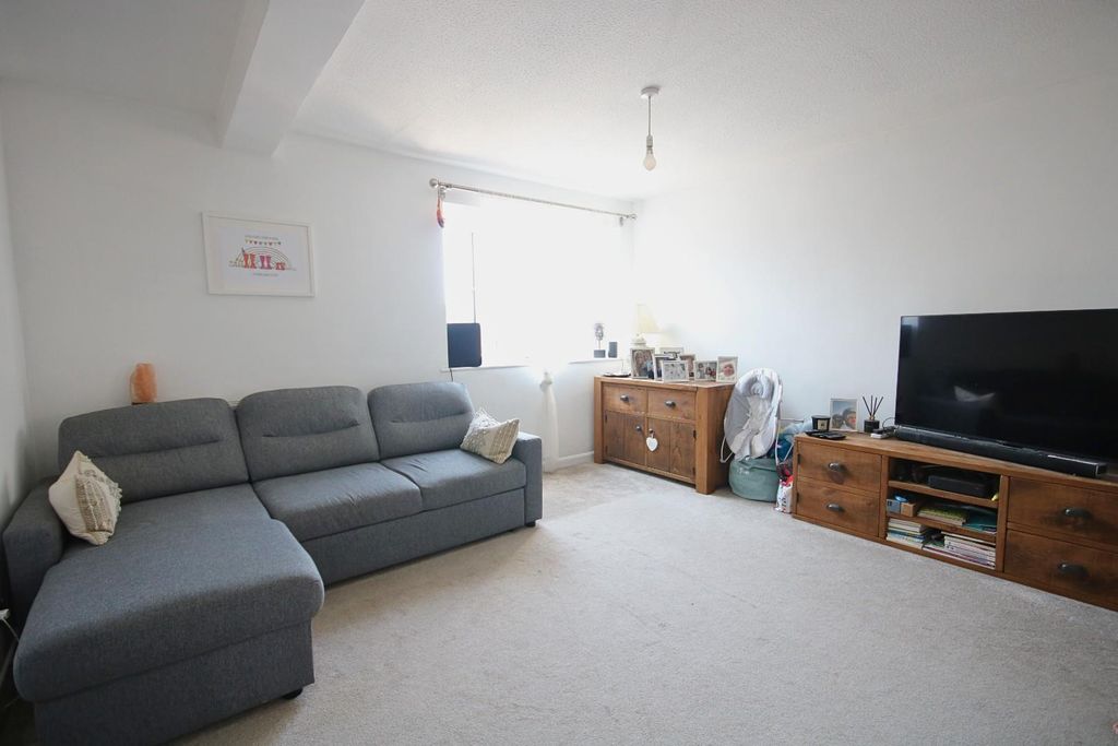 Property photo 3 of 10 liv1 (5).Jpg