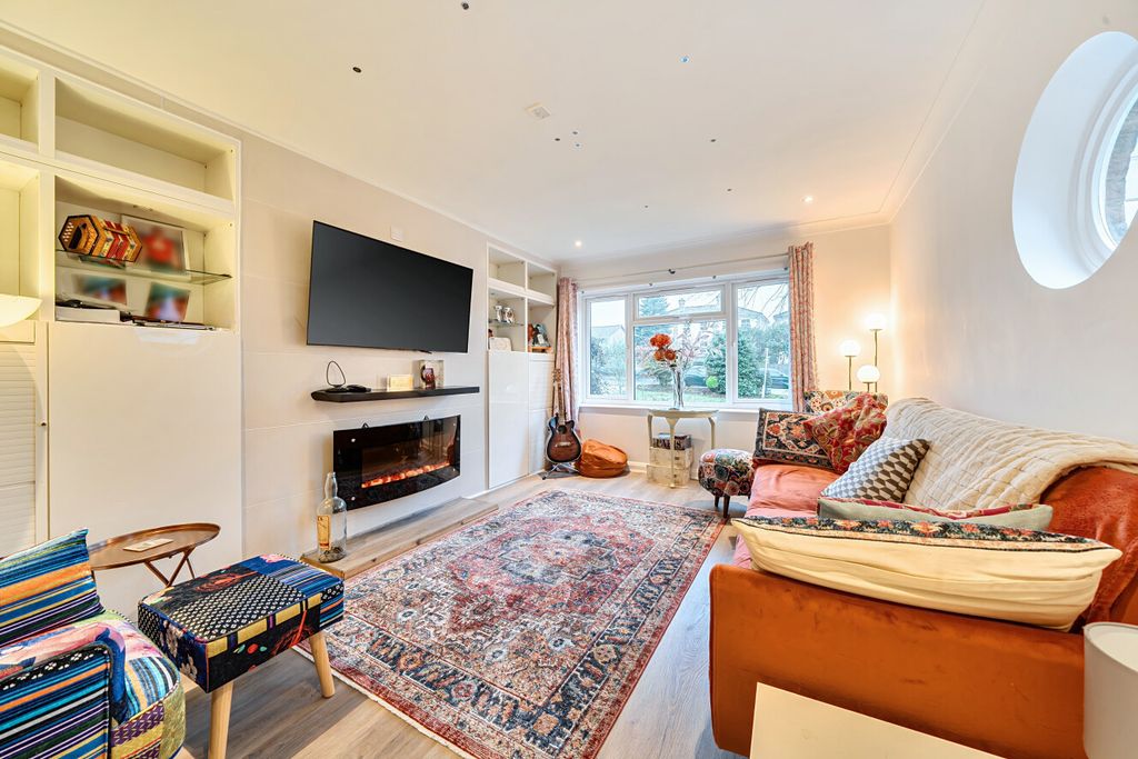 Property photo 2 of 9 1404065-11-6984Bf...