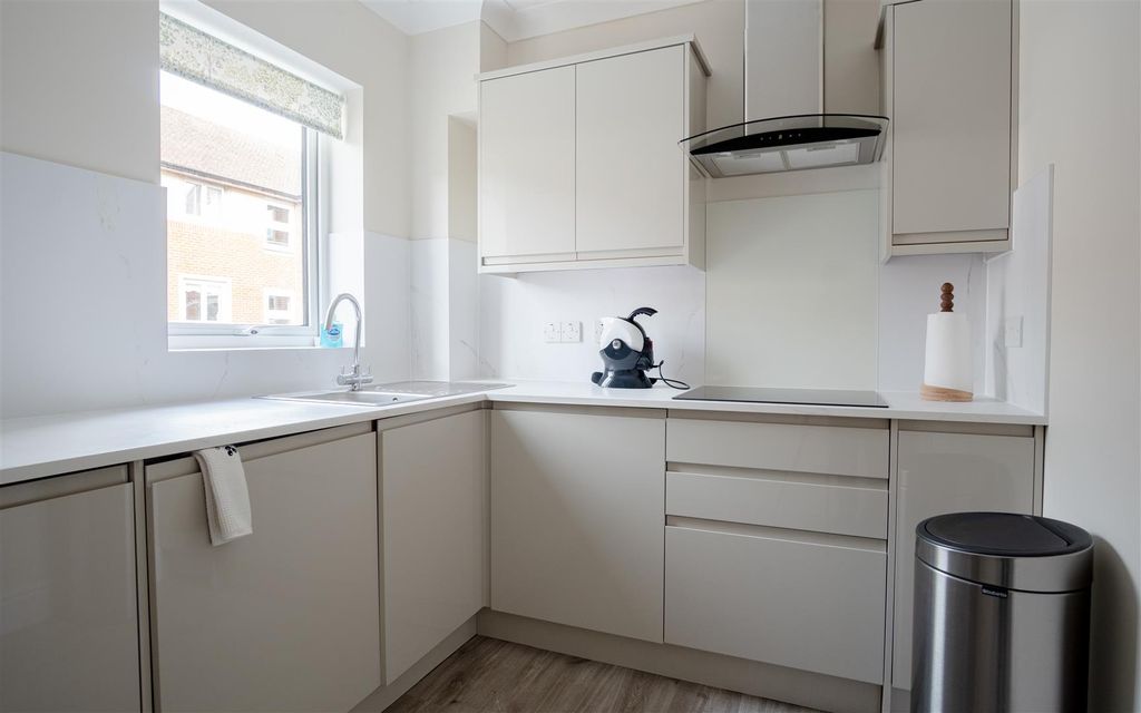 Property photo 3 of 11 Ashfields