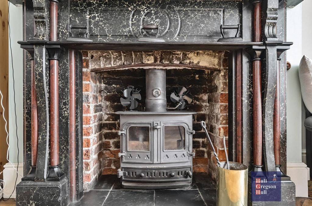 Property photo 2 of 21 0c2ee6B0-7E23-4827-Bc4F-A5d925d69c96.Jpg