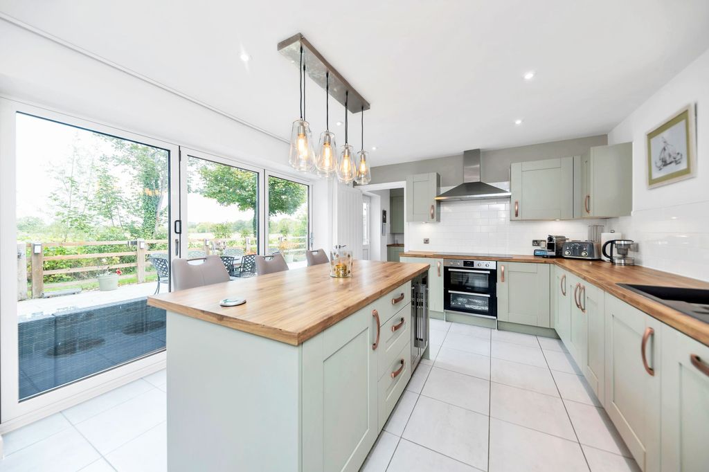 Property photo 3 of 24