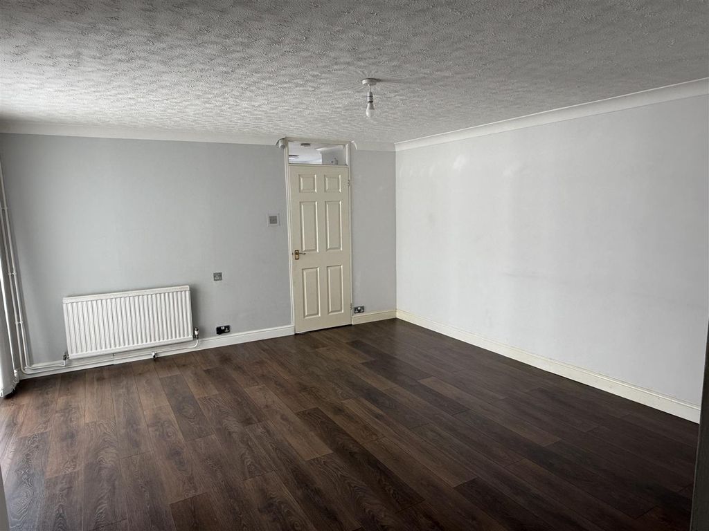 Property photo 3 of 16 Lounge
