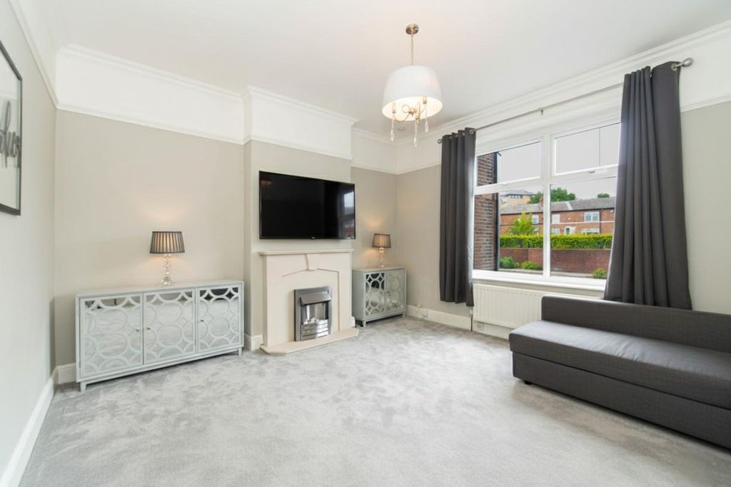 Property photo 2 of 16 Lounge