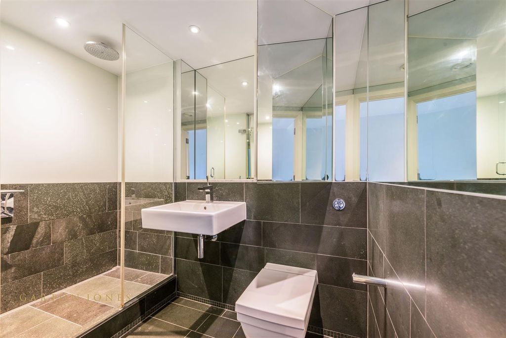 Property photo 3 of 12 Bathroom