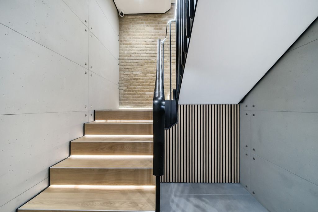 Property photo 3 of 17 Stairs