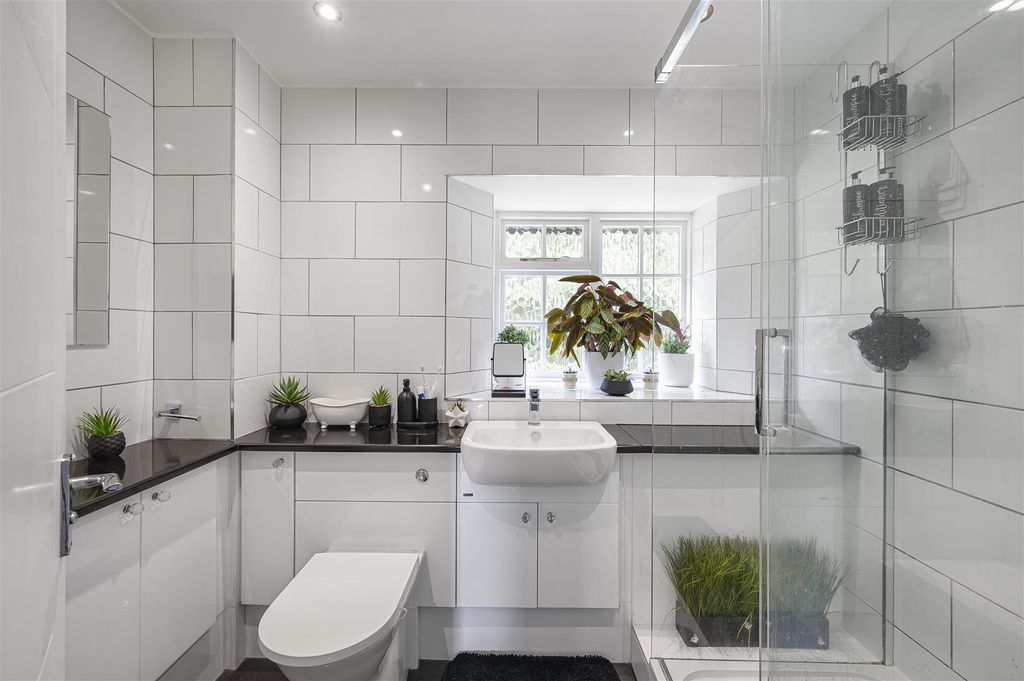 Property photo 3 of 21 Bathroom