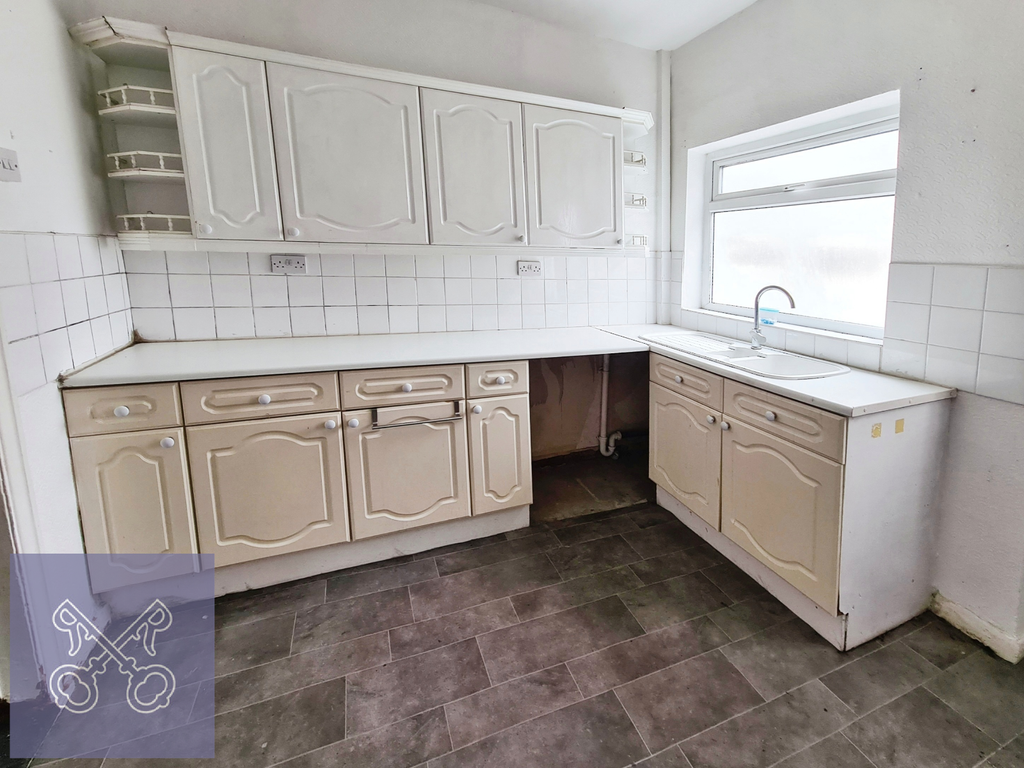 Property photo 3 of 10 Kitchen