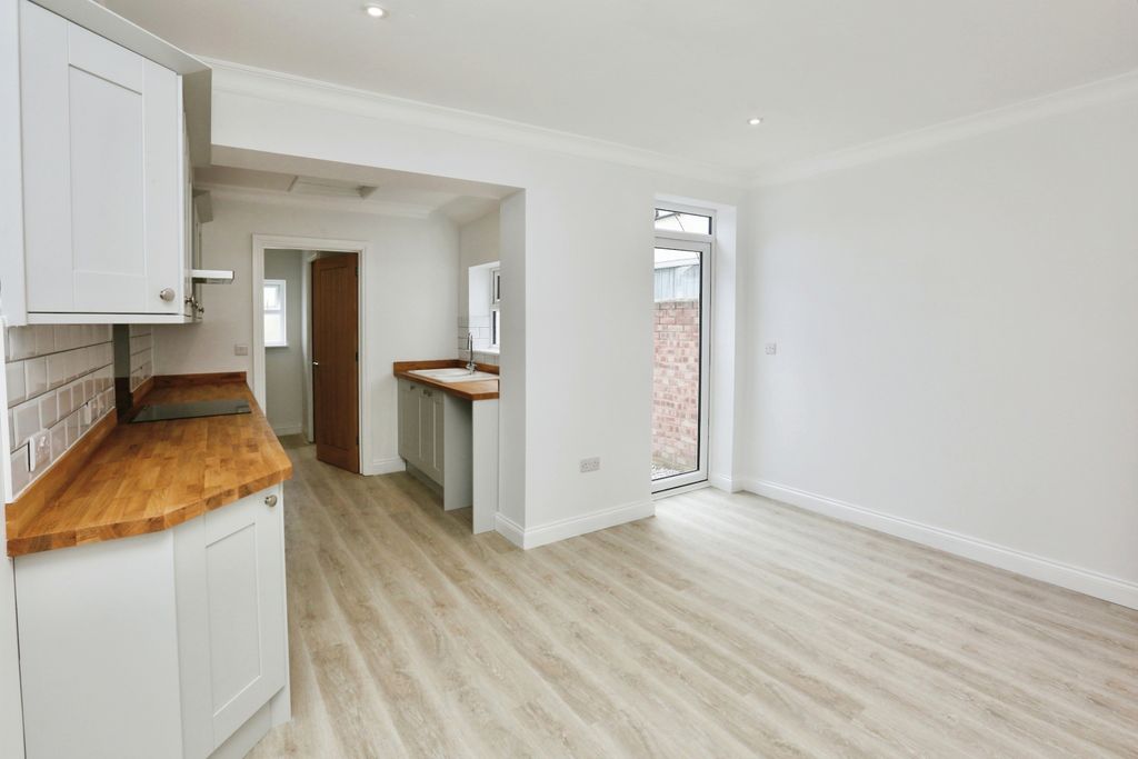 Property photo 3 of 17 Image