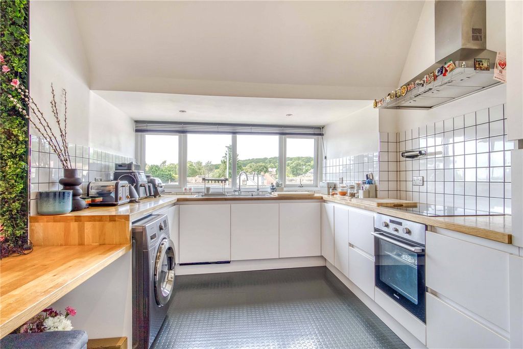Property photo 3 of 19 Kitchen