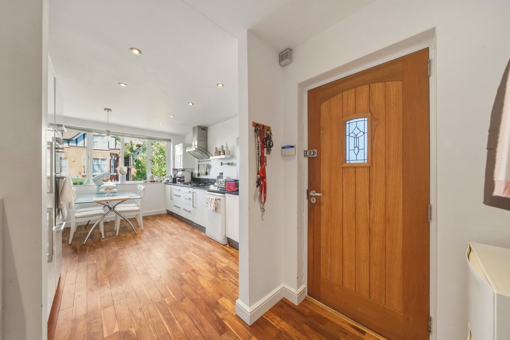 Property photo 2 of 28 Kitchen