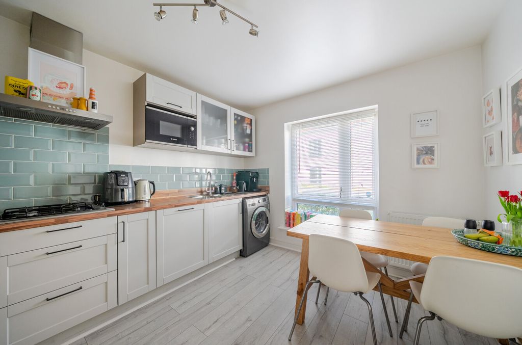 Property photo 3 of 20 1447924-20-69E894...