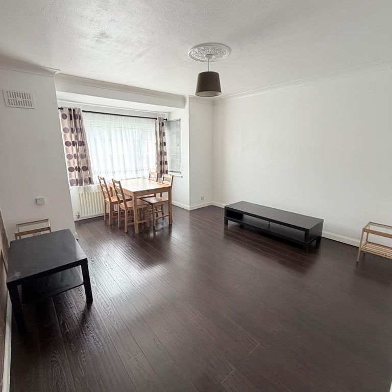 Property photo 1 of 12 2 Bedroom First Floor Maisonette For Sale