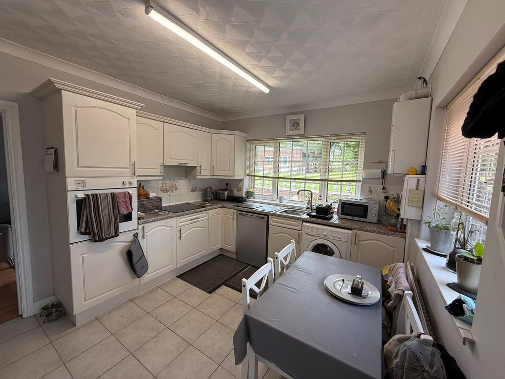 Property photo 2 of 6 Kitchen