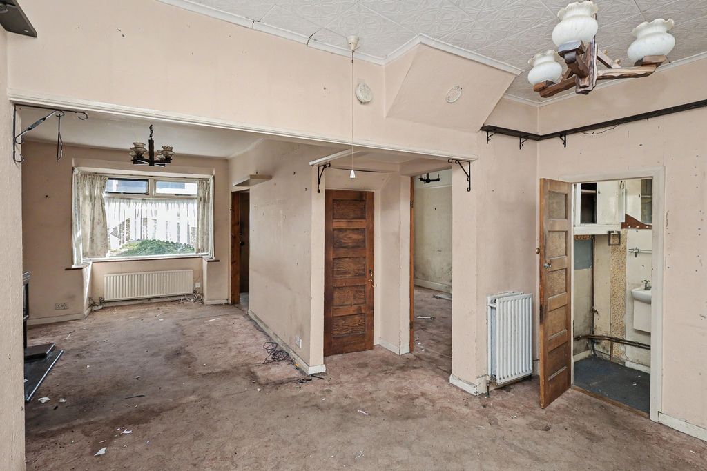 Property photo 2 of 21 19 Hubbards Chase, Hornchurch, Essex, Rm11 3Dd