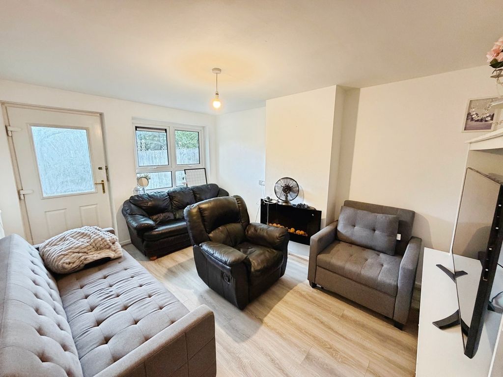 Property photo 2 of 17 Lounge