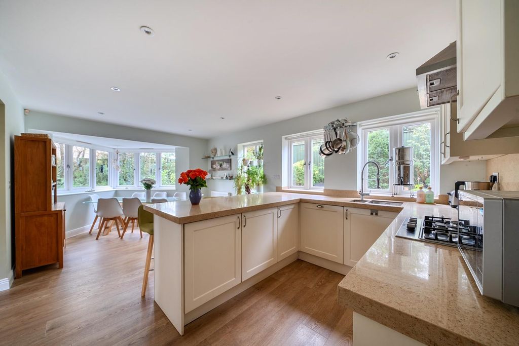 Property photo 2 of 17 1388923-9-6942A036084Ea.Jpg