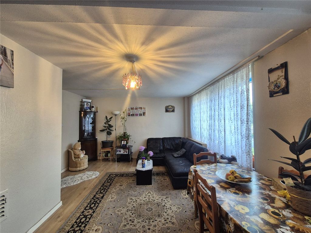 Property photo 3 of 8 Picture No. 02