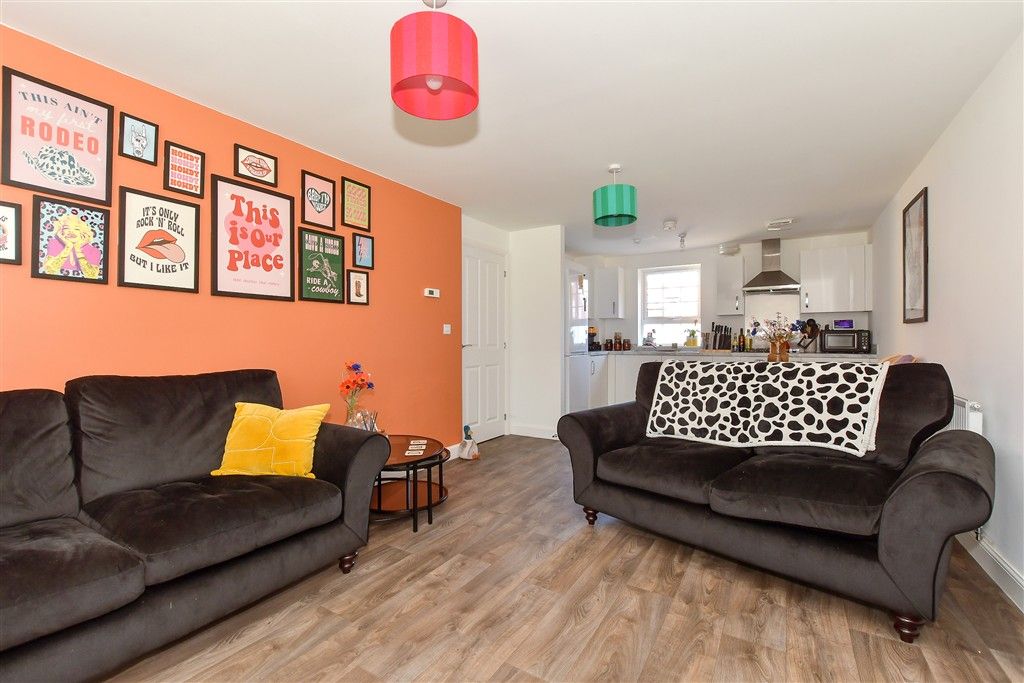 Property photo 3 of 8 Lounge