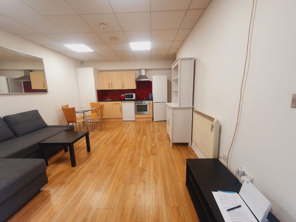 Property photo 3 of 10 Living Room/Kitchen