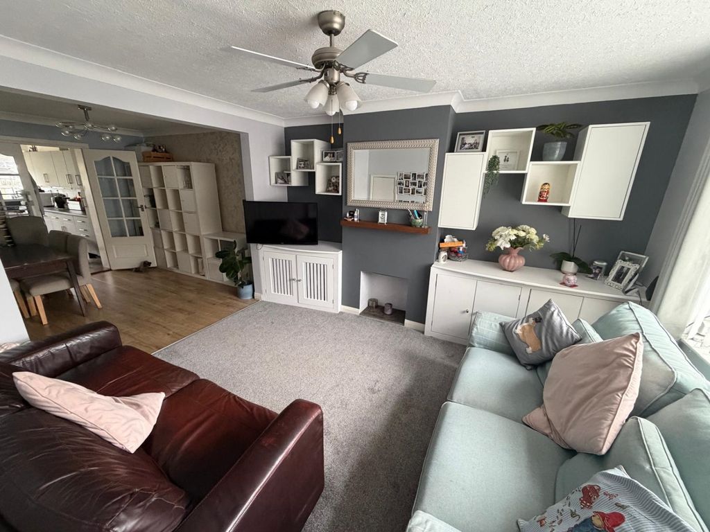 Property photo 3 of 10 Lounge 2