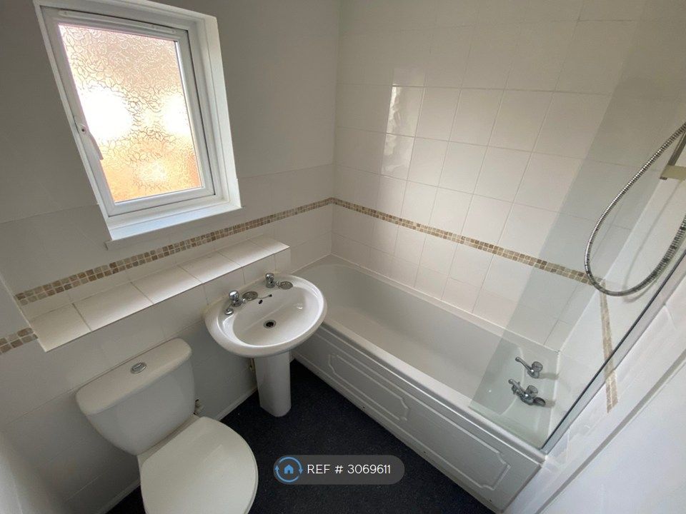 Property photo 3 of 10 Bathroom