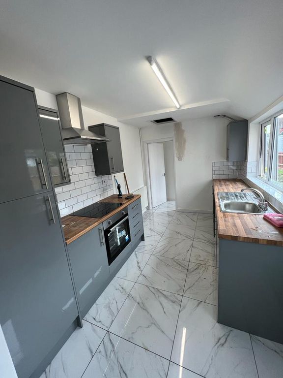 Property photo 3 of 9 Kitchen