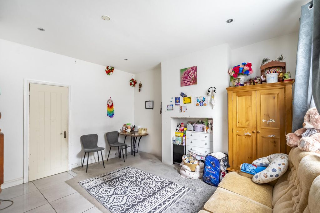 Property photo 2 of 11 Living Room