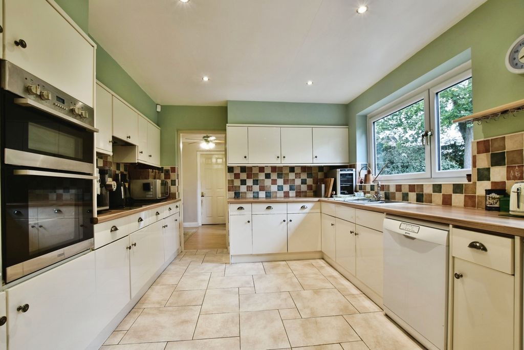 Property photo 2 of 18 Kitchen
