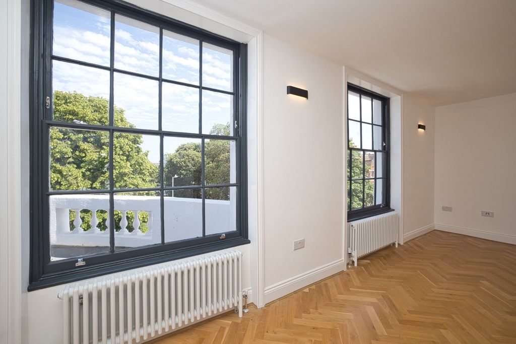 Property photo 3 of 19 Flat 9