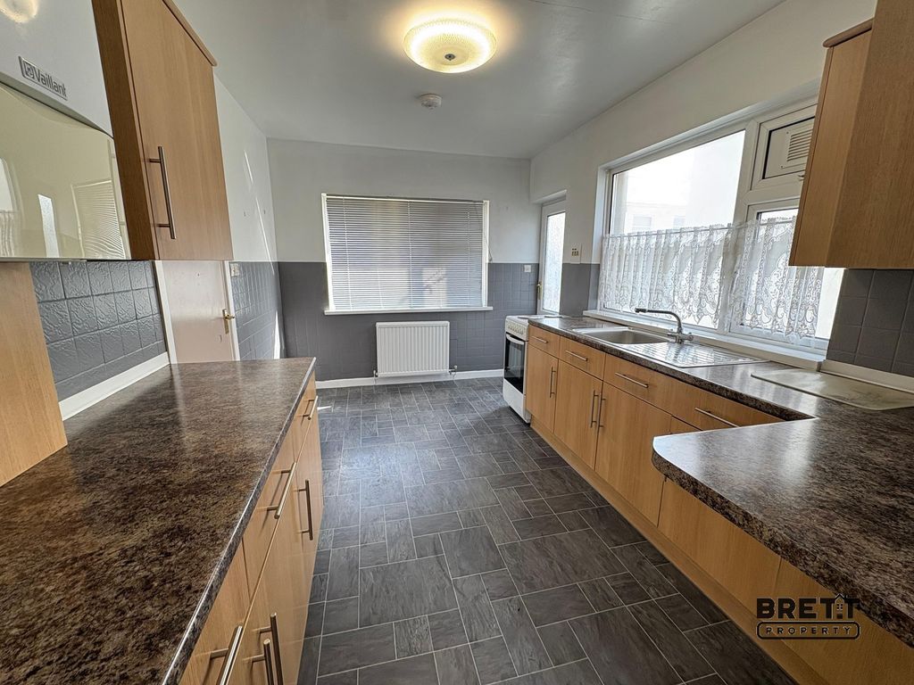 Property photo 3 of 8 Kitchen