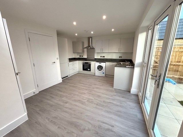 Property photo 3 of 10 Kitchen