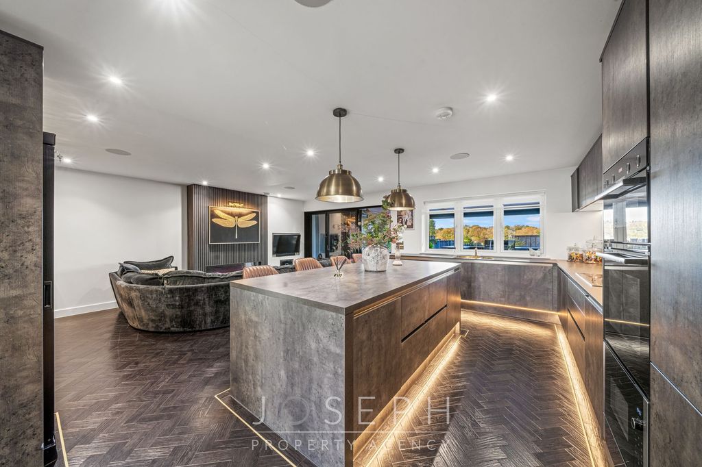 Property photo 3 of 36