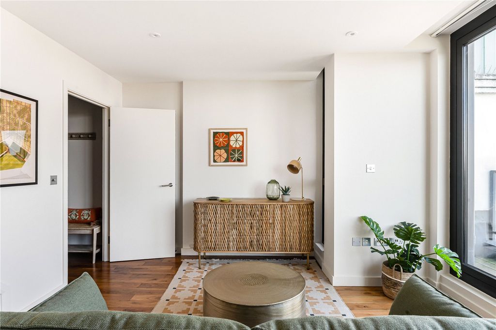 Property photo 2 of 19 Reception/Kitchen