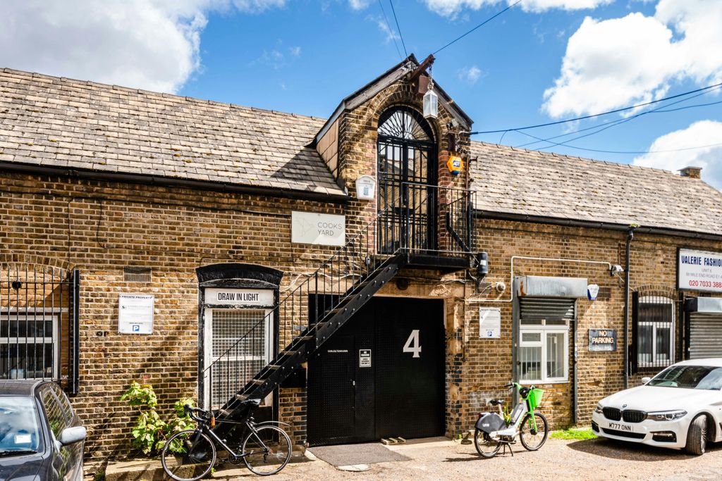 Property photo 3 of 13 Mile End Rd 88 Unit 5 Low Res 13.Jpg