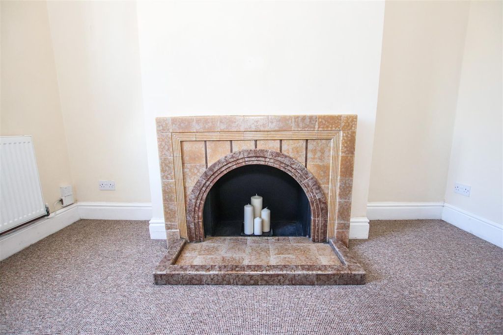 Property photo 3 of 18 Lounge